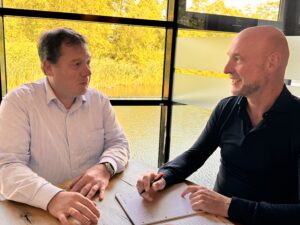 Jan van Dijk en Reinier Wisse kijken elkaar aan