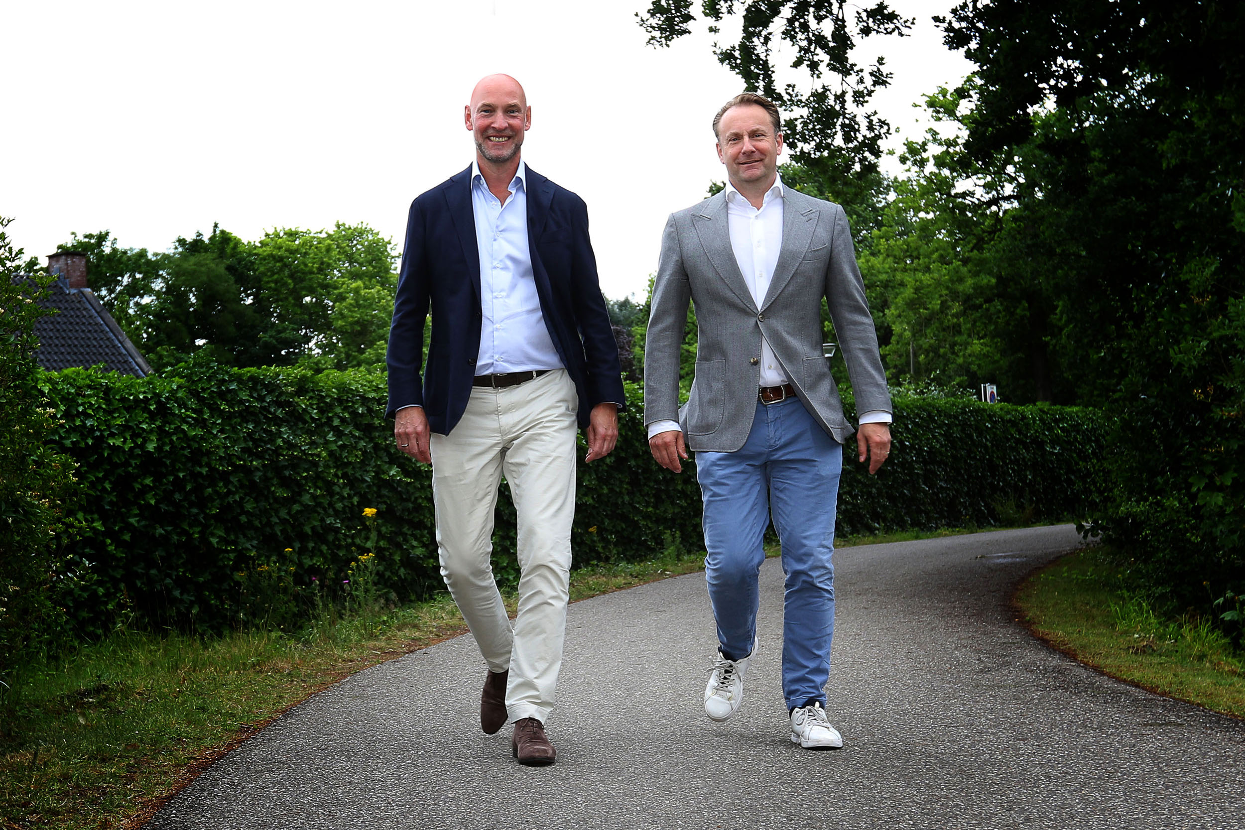 Jan en Bart lopen buiten