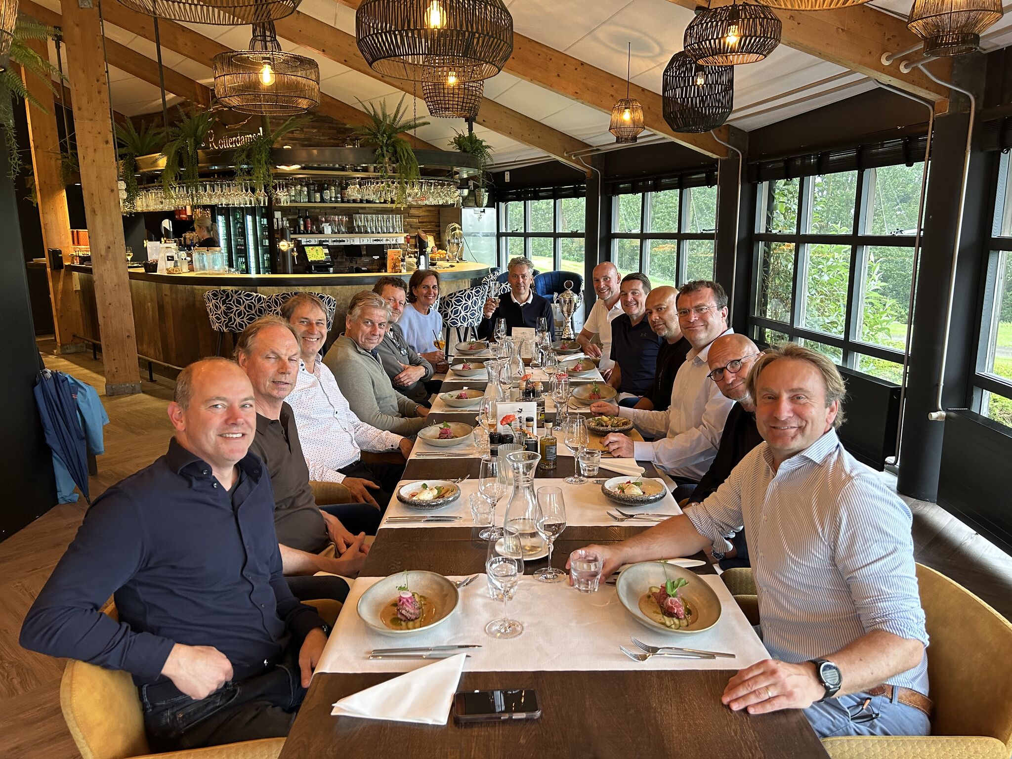 1789573652573 Team BusinessBuilding aan grote tafel